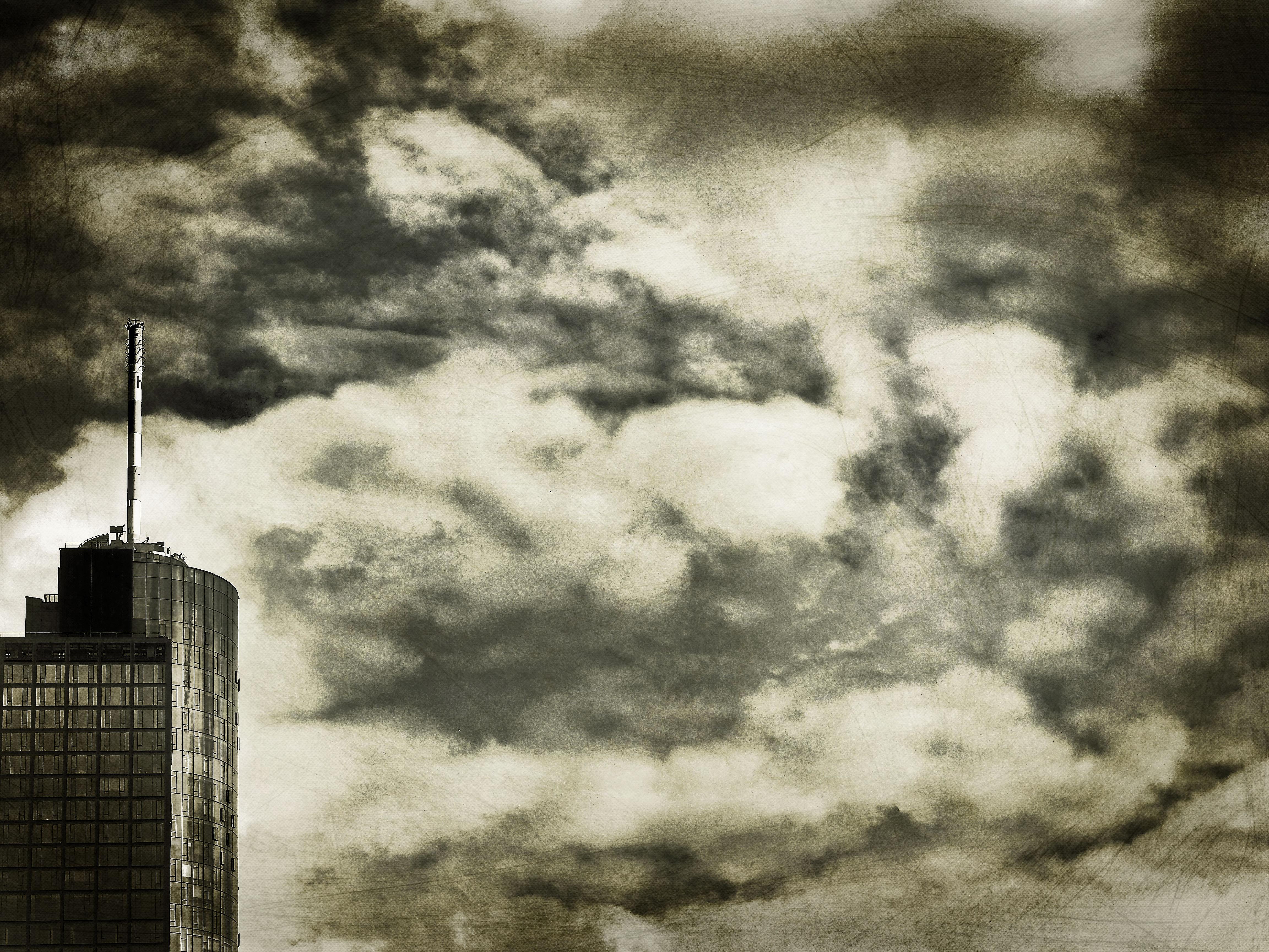 Düstere Wolken, kleiner Turm