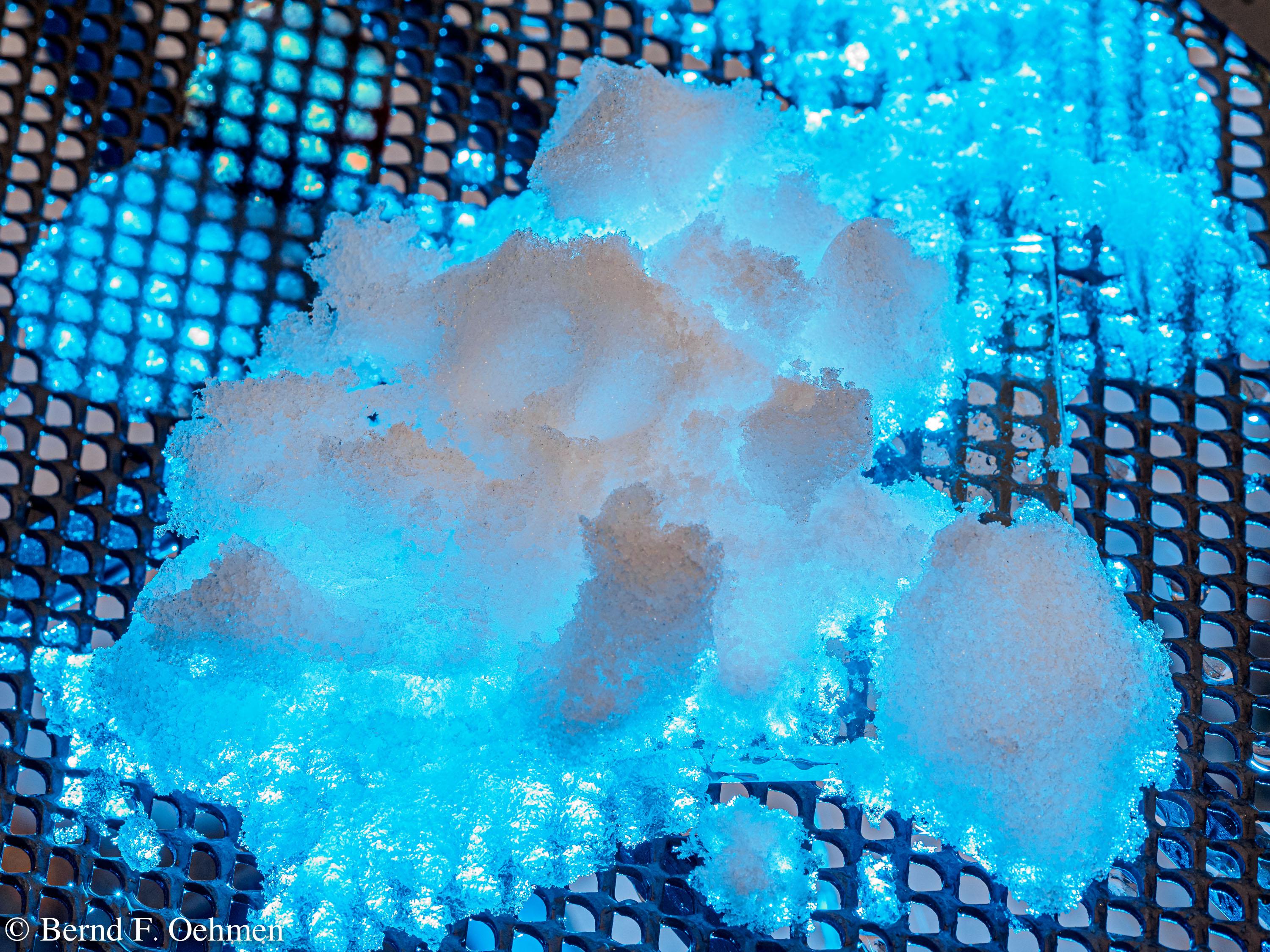 Schneeballen blau angeblitzt