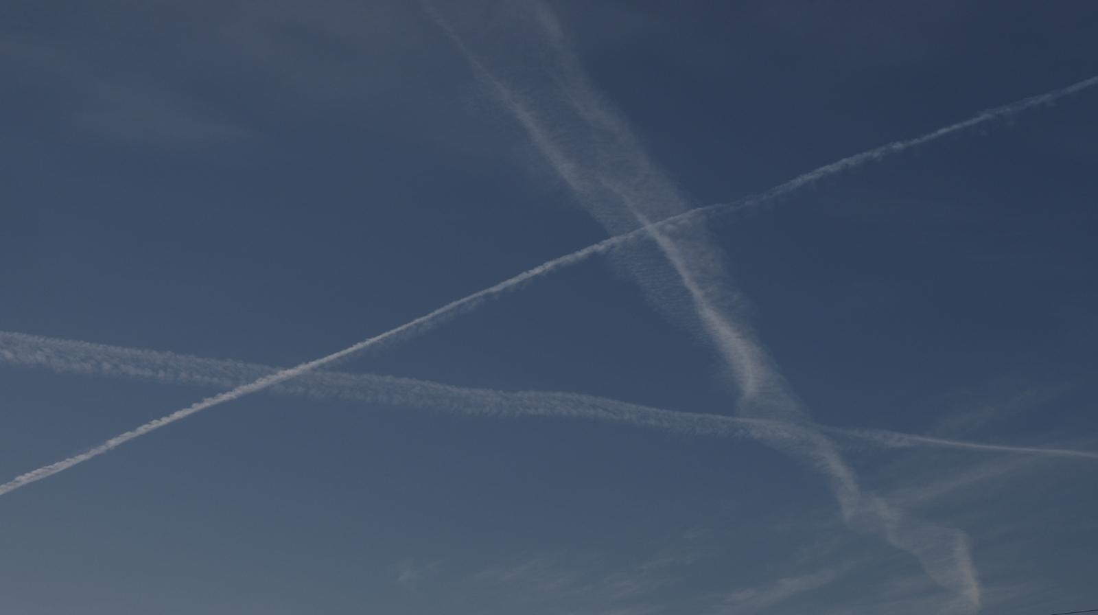 Flugzeugkondensstreifen