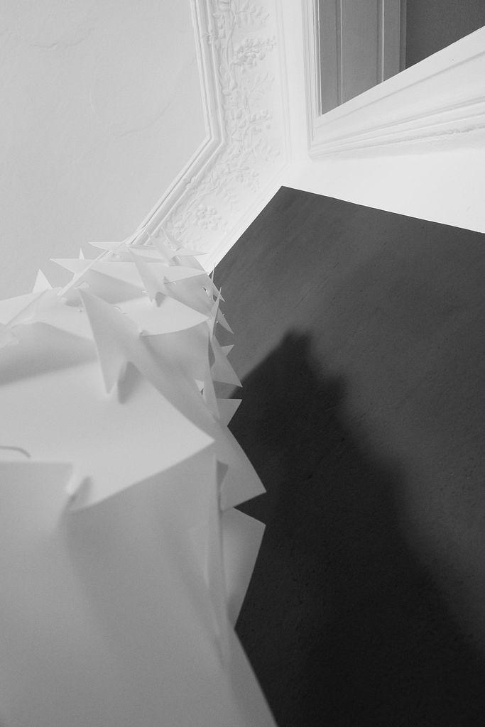 Stehlampe vor Wand