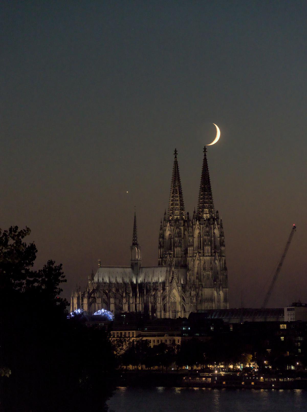 Kölner Dom mit Mond und Venus
