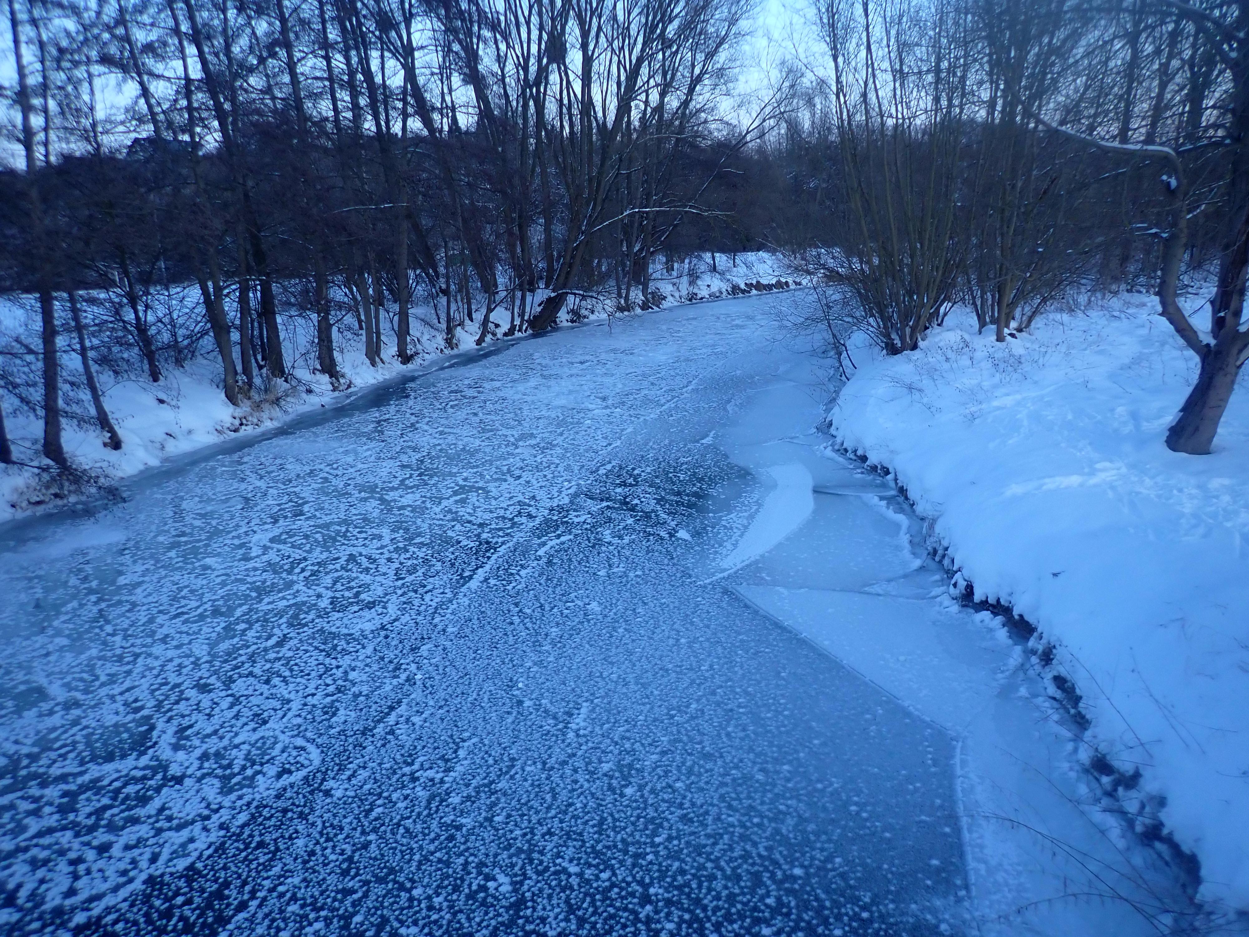 Letztes Jahr gab es einen Wintereinbruch mit extremer Kälte und viel Schnee. Sogar unser Fluss ist kurz zugefroren.