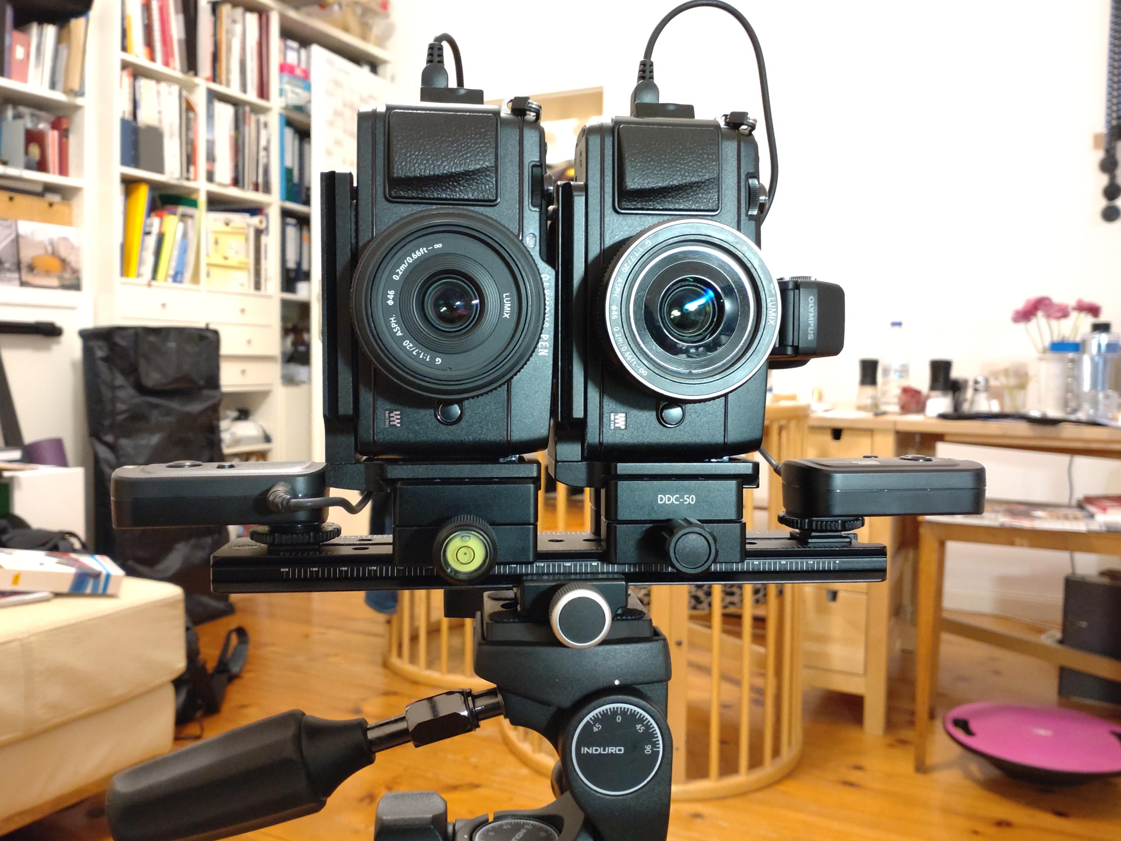 Zwei PEN EP-5 mit gleiche Objektive Lumix 20mm f:1,7 nebeneinander bereit für Stereoskopische Fotografie