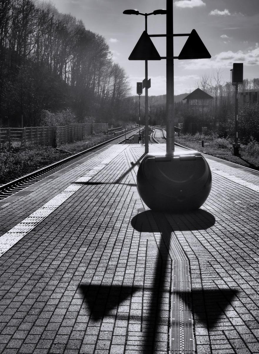 Schatten am Bahnhof 