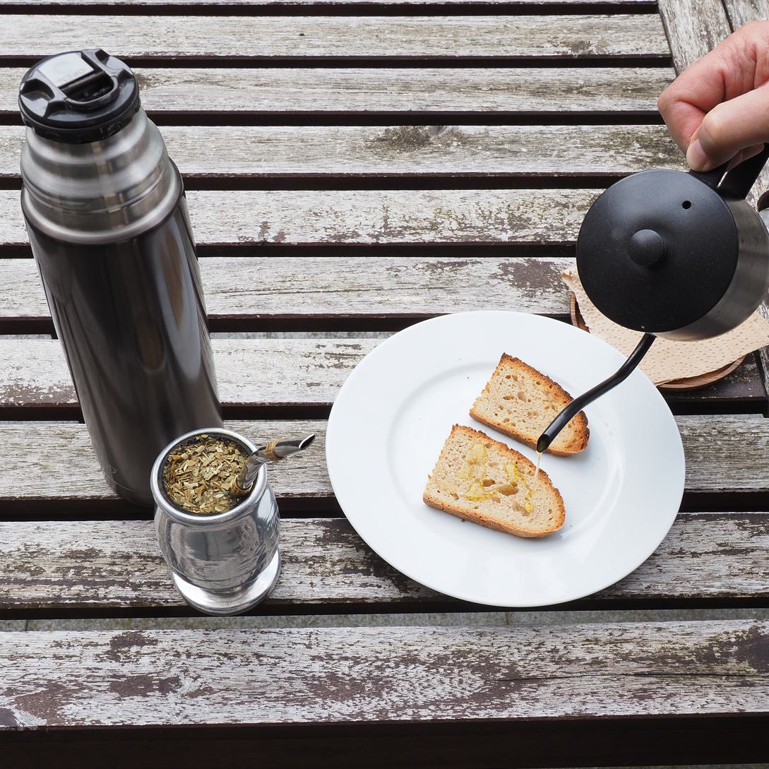 Mate-Tee & selbstgebackenes Brot (leicht getoastet) mit Ölivenöl