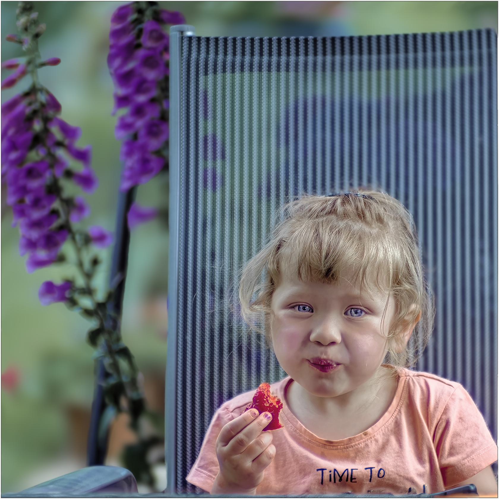 Erdbeeren gehn immer … zum Reinbeißen. Ina, zu Besuch im Garten.