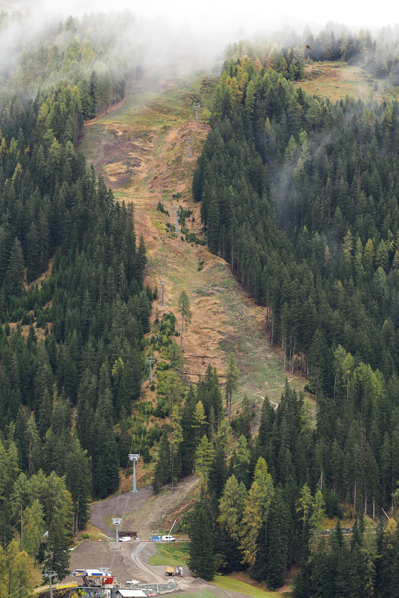 Skipiste noch ohne Schnee, herbstlich