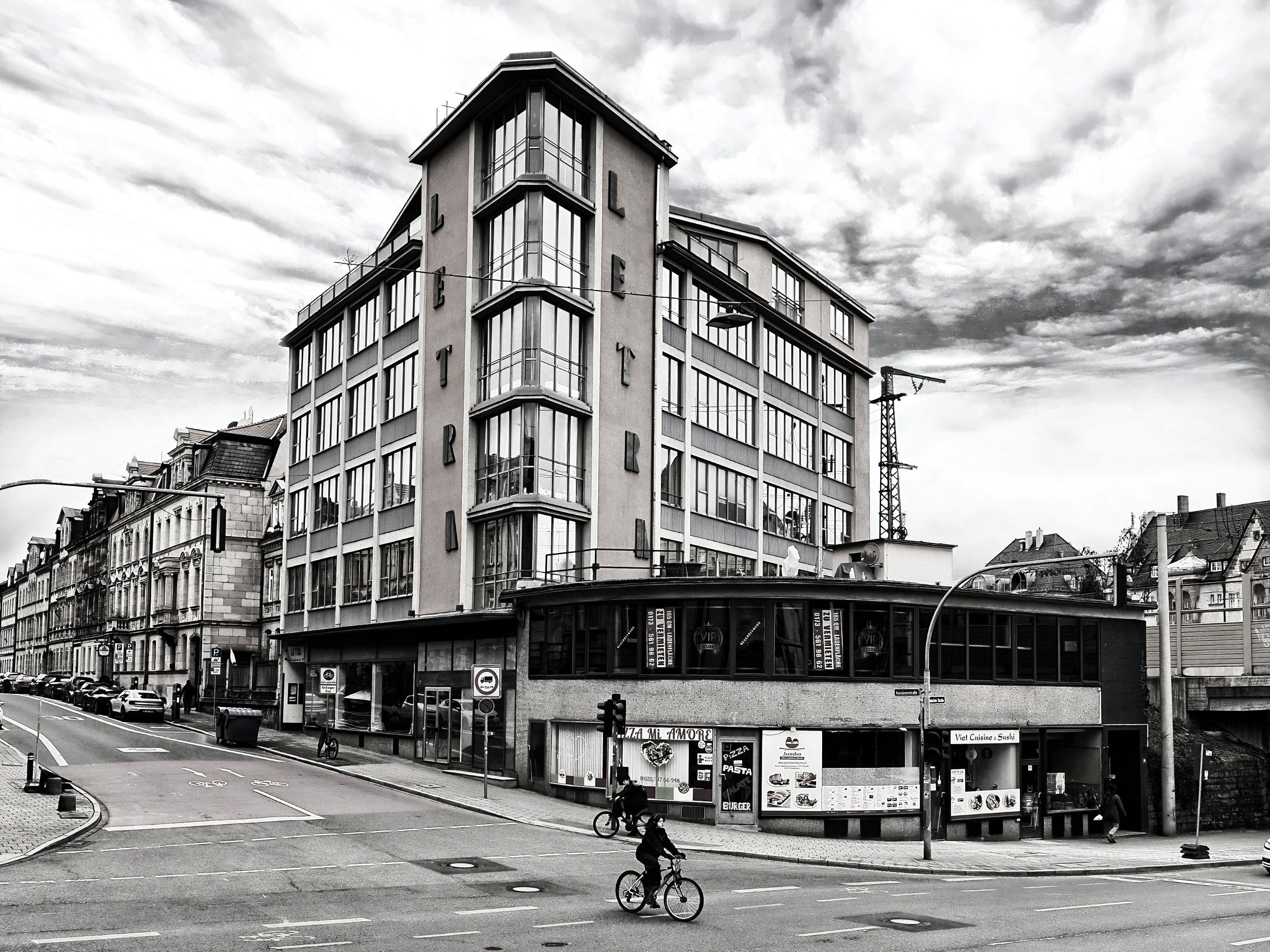 Letra-Haus mit Cafe Fenstergucker.